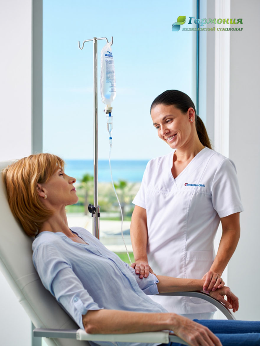 Врач и пациент с капельницей на фоне берега Полоцка